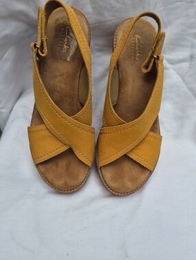 Clarks Women's Size 7M Mustard Leather Slingback Sandals